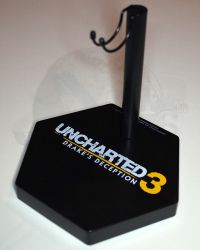 Sideshow Colllectibles Uncharted 3 Drake's Deception Nathan Drake: Figure Stand With Insignia