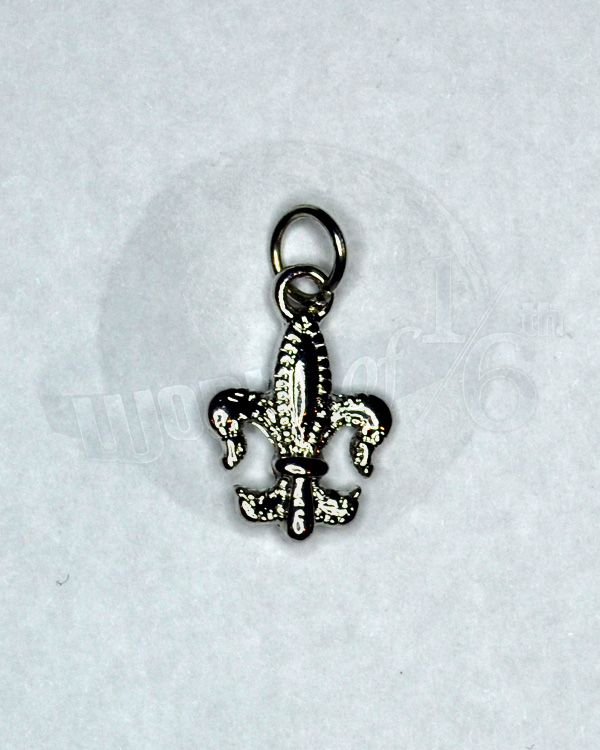 Unknown Manufacturer Fleur De Lis Necklace Pendant (Silver)